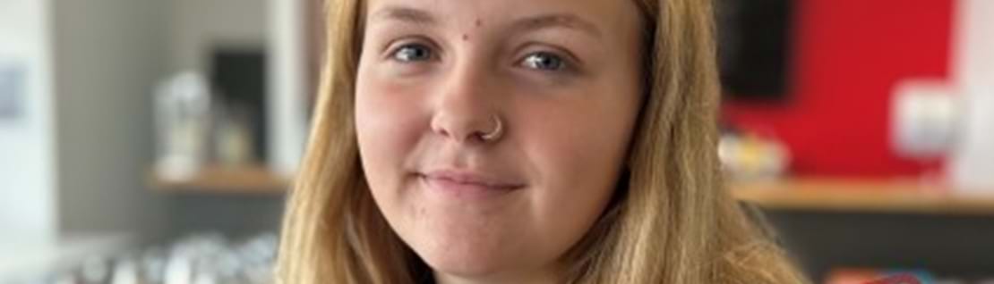 Ung pige og slogan: Ung i velfærd.