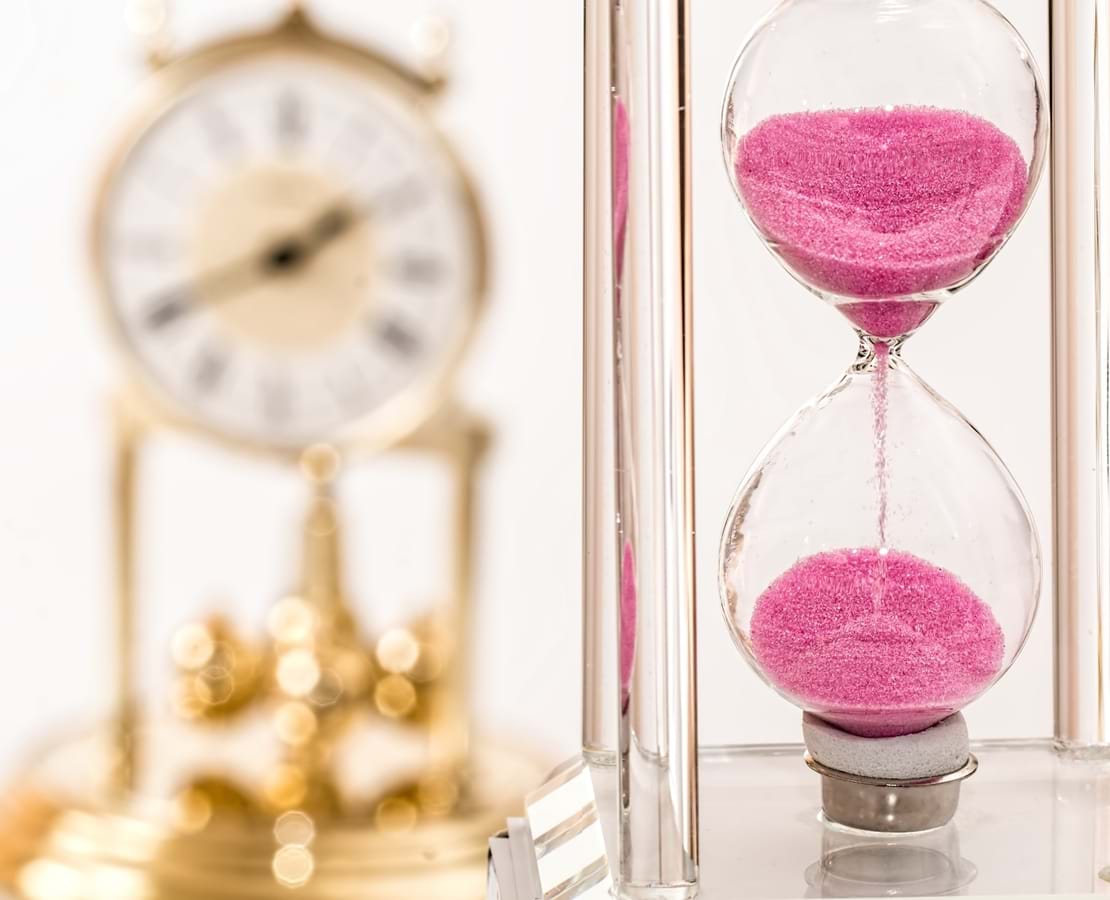 Billede af et lille bordur og et timeglas