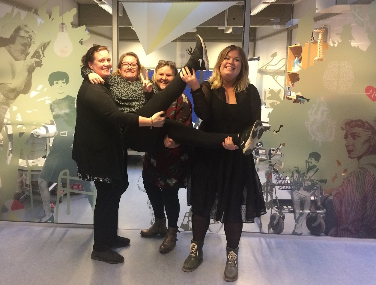 Fire voksne elever foran demonstrationsstuen på Uddannelsescenter Vordingborg