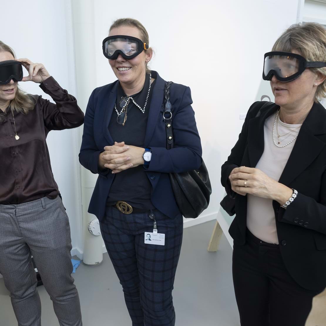 Der er hjælp at hente, når synet svigter. Men mange kender ikke til simple midler som den rigtige pære eller lampeskærm, der giver bedre belysning. Eller hjælpemidler som lupper og elektroniske forstørrelsesglas – og farve- og kontrastløsninger til hjemmet.