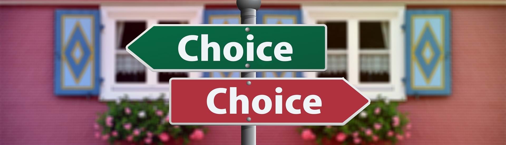 Et vejskilt hvor der på engelsk står Choice og en pil der peger i hver sin retning.