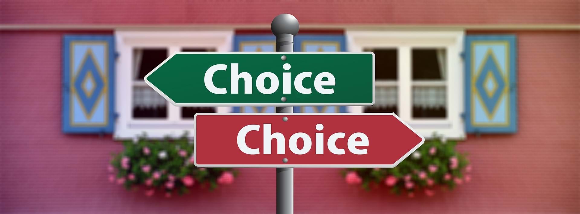 Et vejskilt hvor der på engelsk står Choice og en pil der peger i hver sin retning.