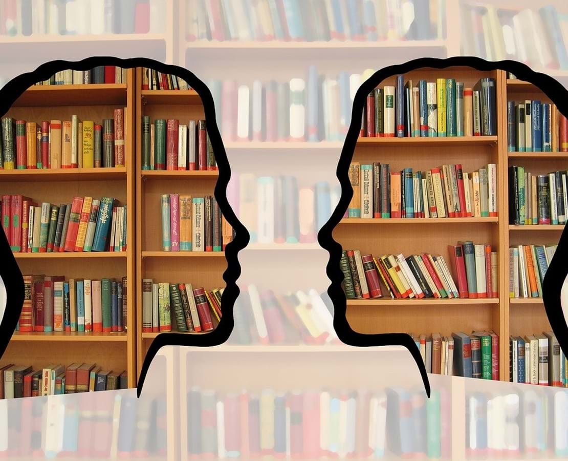 Bøger i en reol og to silhuetter af hoveder i profil der kigger på hinanden.