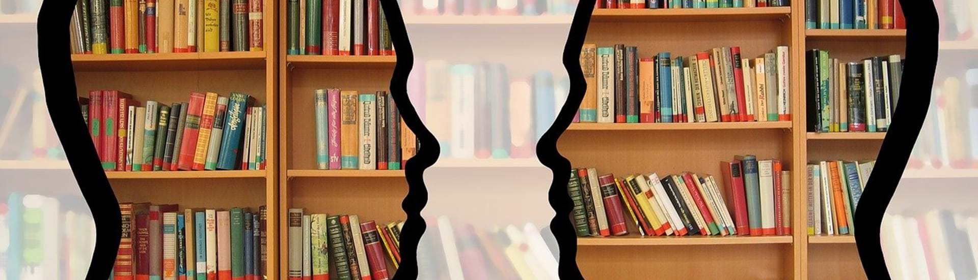 Bøger i en reol og to silhuetter af hoveder i profil der kigger på hinanden