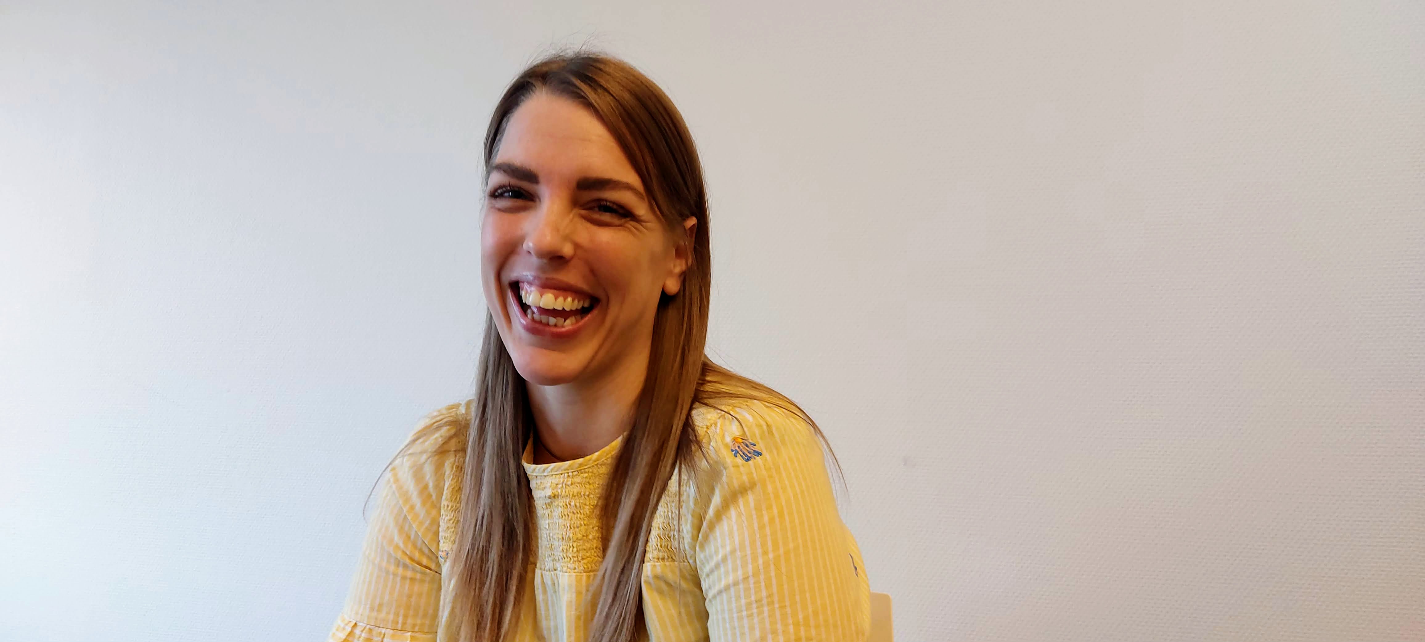 Rikke Lykkebo ser smilende ind i kameraet.