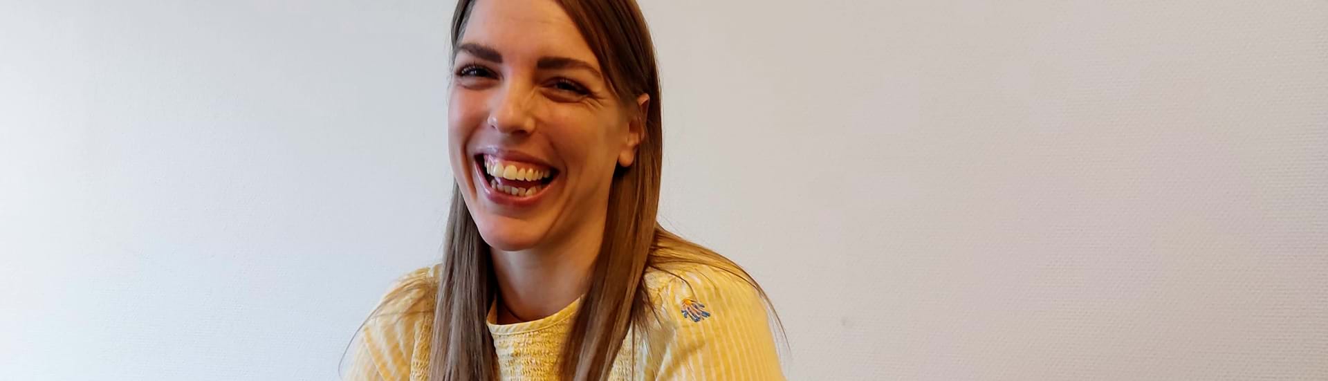 Rikke Lykkebo ser smilende ind i kameraet.