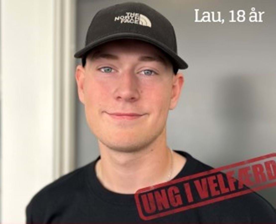 En ung mand med kasket og et slogan: "Ung i velfærd". Hans navn: Lau og alder: 18 år.
