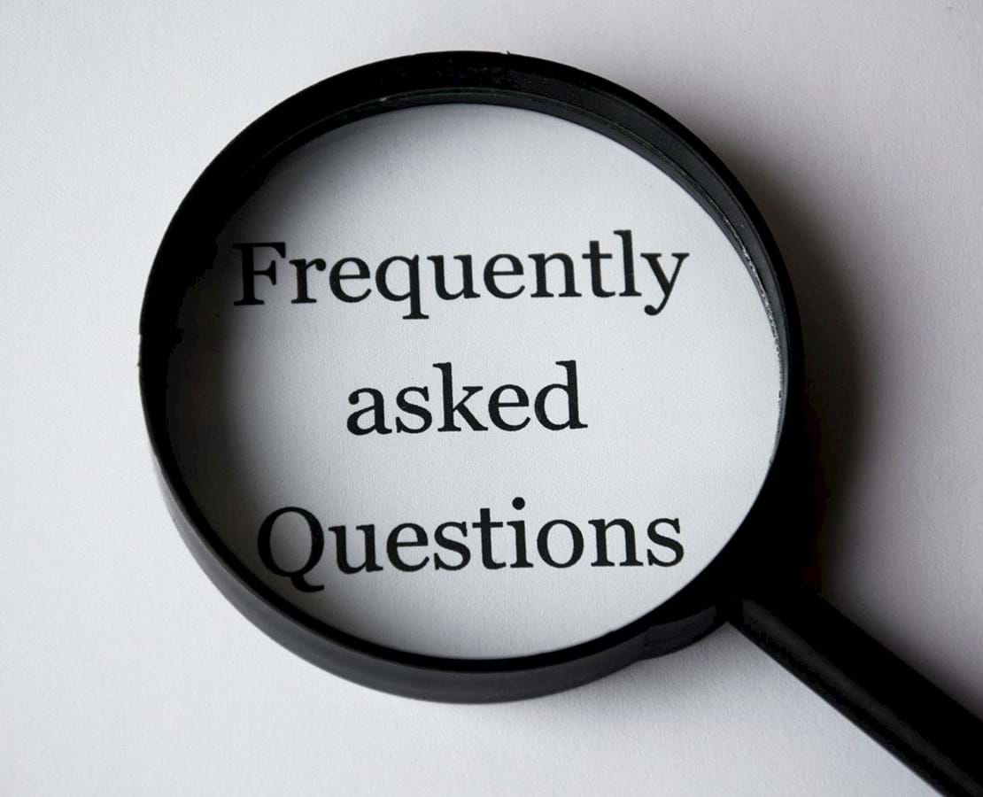 Billede af et forstørrelsesglas der forstørrer teksten 'Frequently asked questions'.