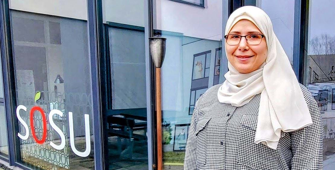 Rasha Hani Abdalnafee ser smilende ind i kameraet.