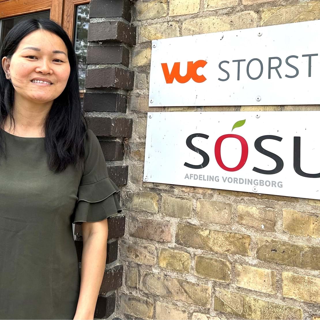 Vordingborg Kommune har plads til masser af nye SOSU-Elever, og der er ansøgningsfrist 1. juni til en uddannelse med fuld løn. Mød Thuy, Haneen og Zarah, som er seje SOSU-mødre, der klarer både uddannelse, familieliv og arbejde i Vordingborg, hvor deres hverdagslogistik hænger godt sammen takket være lokal uddannelse.