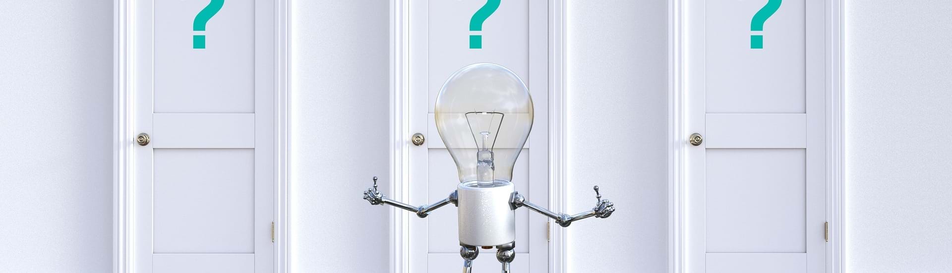 En lille robot med elpære som hoved, står foran tre døre med spørgsmålstegn på.
