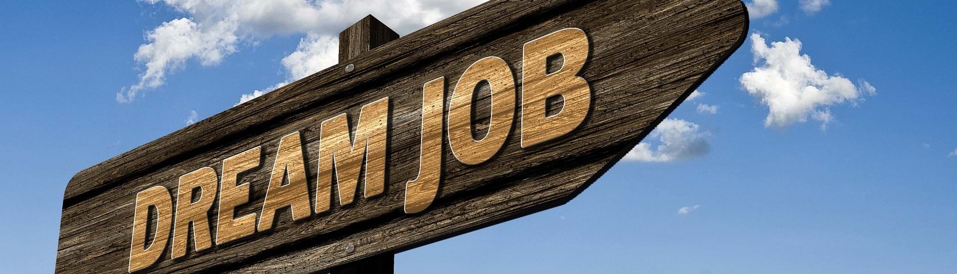 Et skilt der viser ud i fremtiden med teksten "Dreamjob".