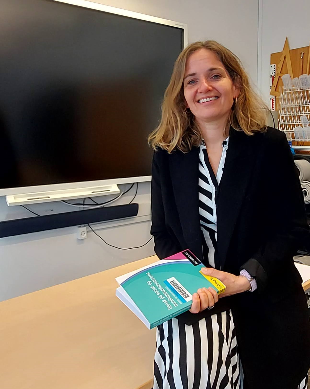 Mette Balstrup ser smilende ind i kameraet.