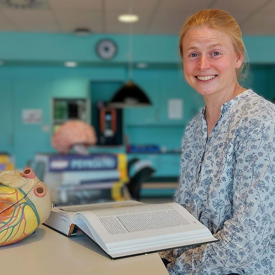 Studier i engelsk og kønsforskning resulterede i 2008 i, at Louise Sondej debuterede på arbejdsmarkedet som cand. mag. I dag arbejder hun som nyuddannet social- og sundhedsassistent i hjemmeplejen og oplever, at den nye uddannelse giver hende både faglig stolthed og jobsikkerhed.