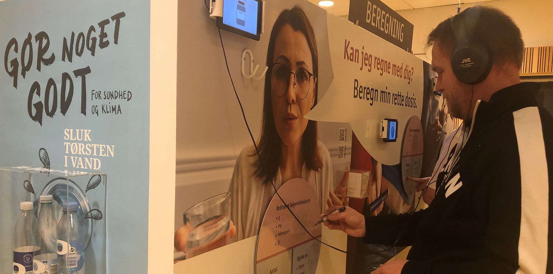 Læringsstation om beregning under Projekt STEM på SOSU bliver prøvet af.