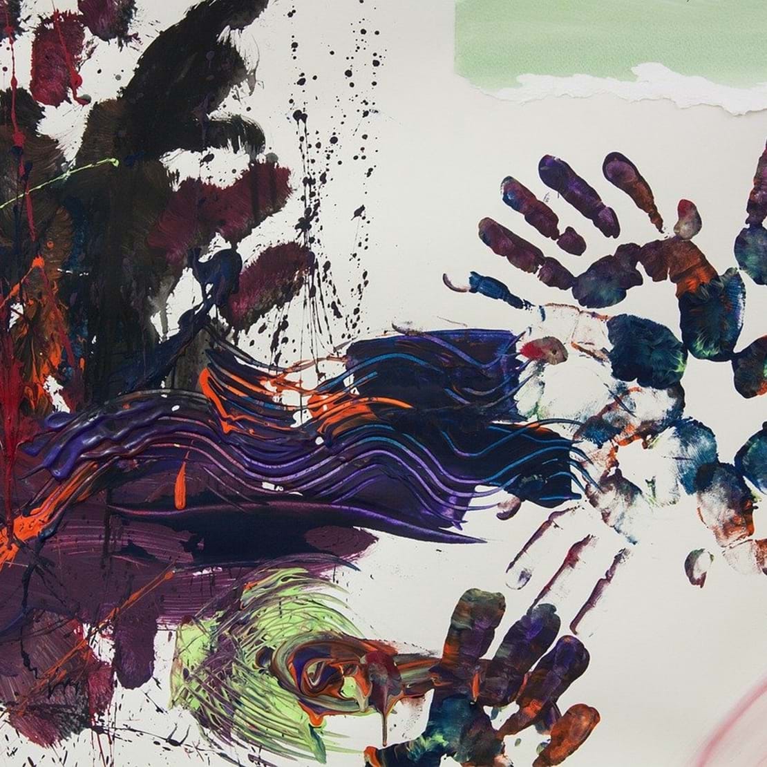 Abstrakt maleri i stærke farver med aftryk af hænder ude i højre side.