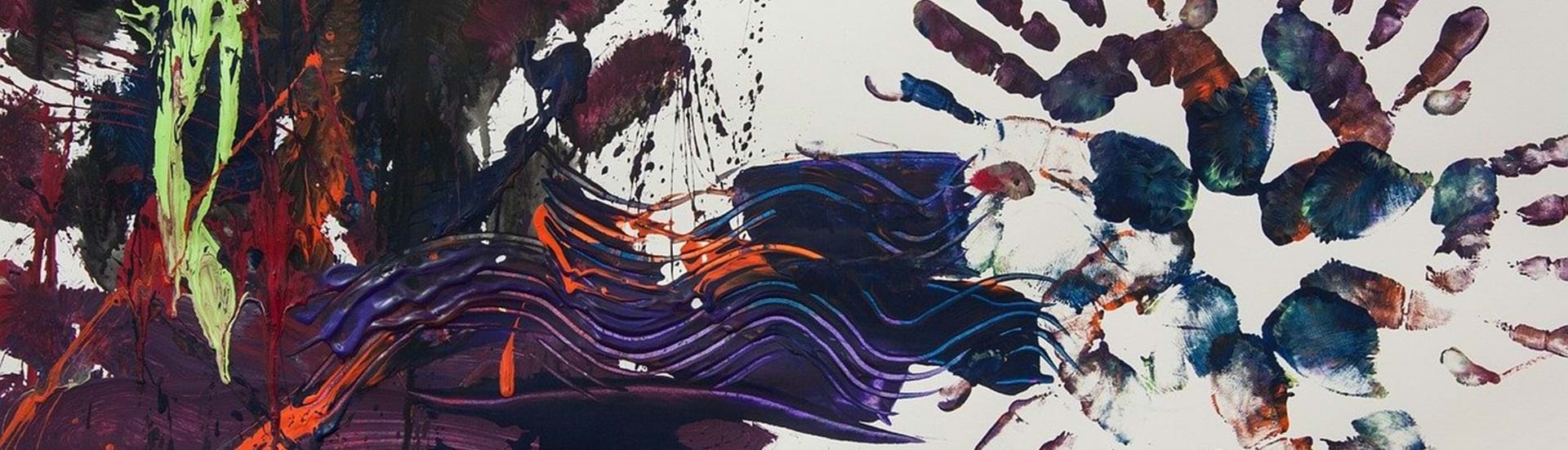 Abstrakt maleri i mærke farver med aftryk af hænder ude i højre side.