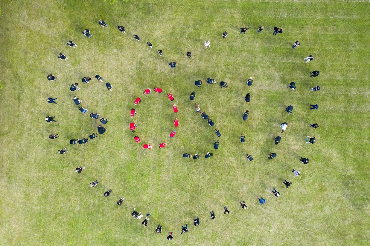 Billede af elever der med deres kroppe danner ordet SOSU med et hjerte omkring