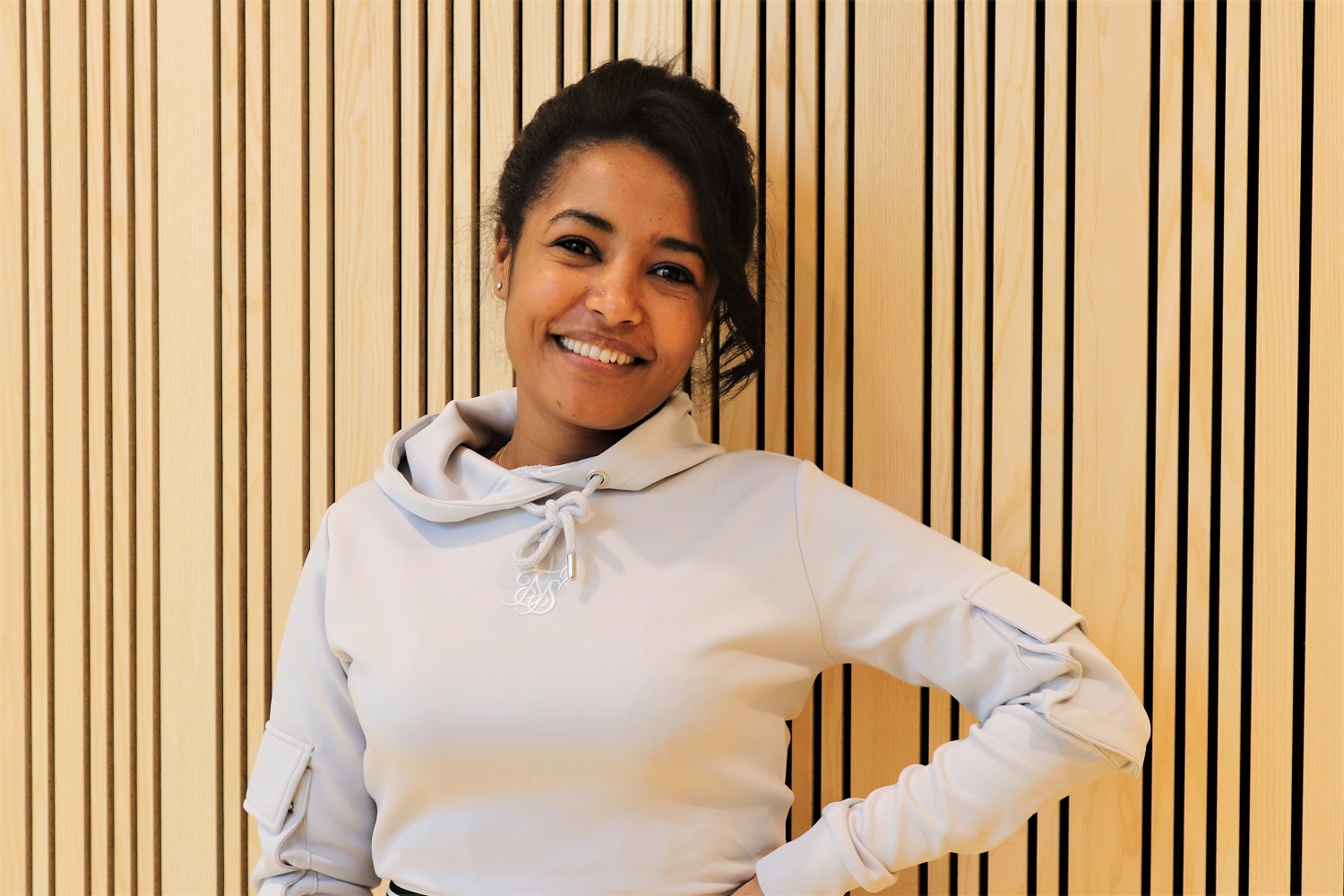 Yohana Zemichael ser smilende frem for sig med den ene arm i siden og hovedet lidt på skrå.