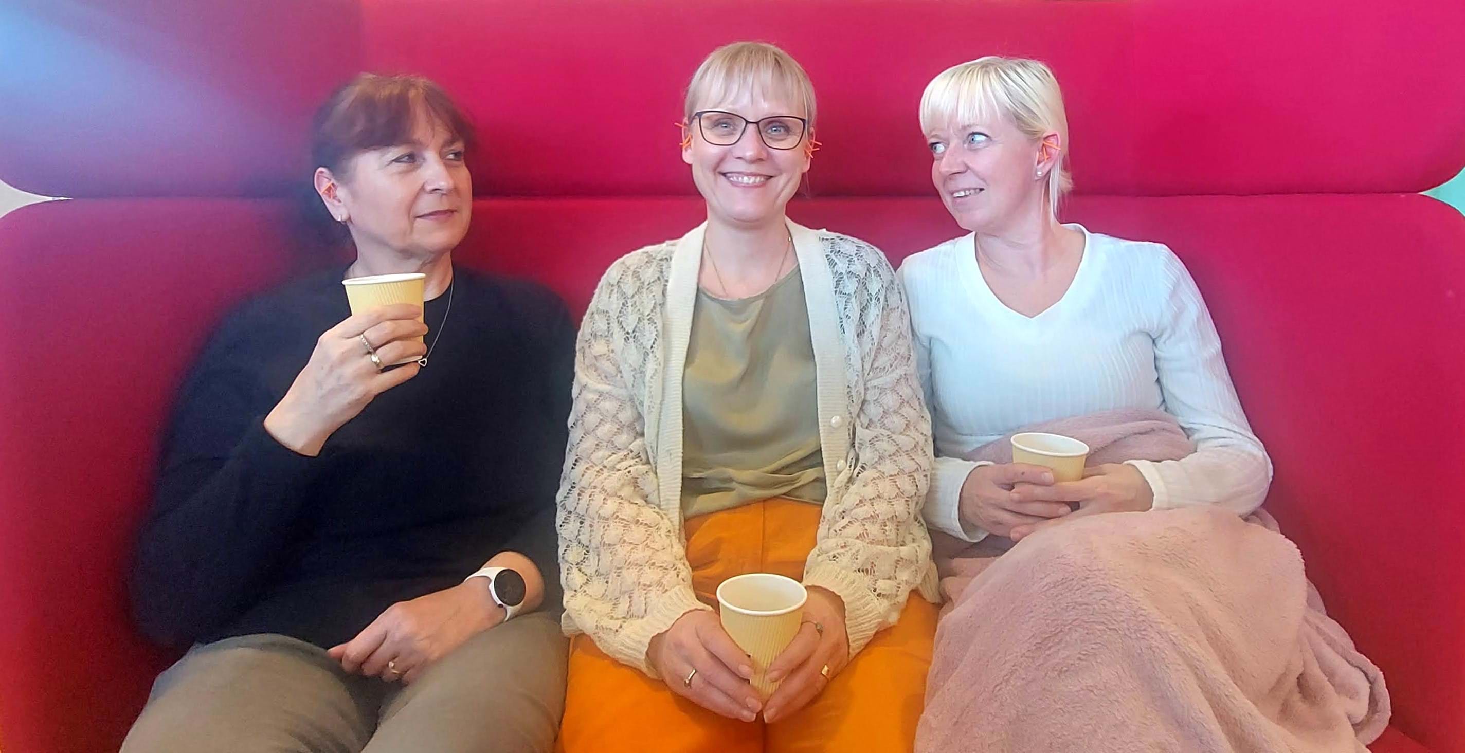 tre elever i Nadacafe