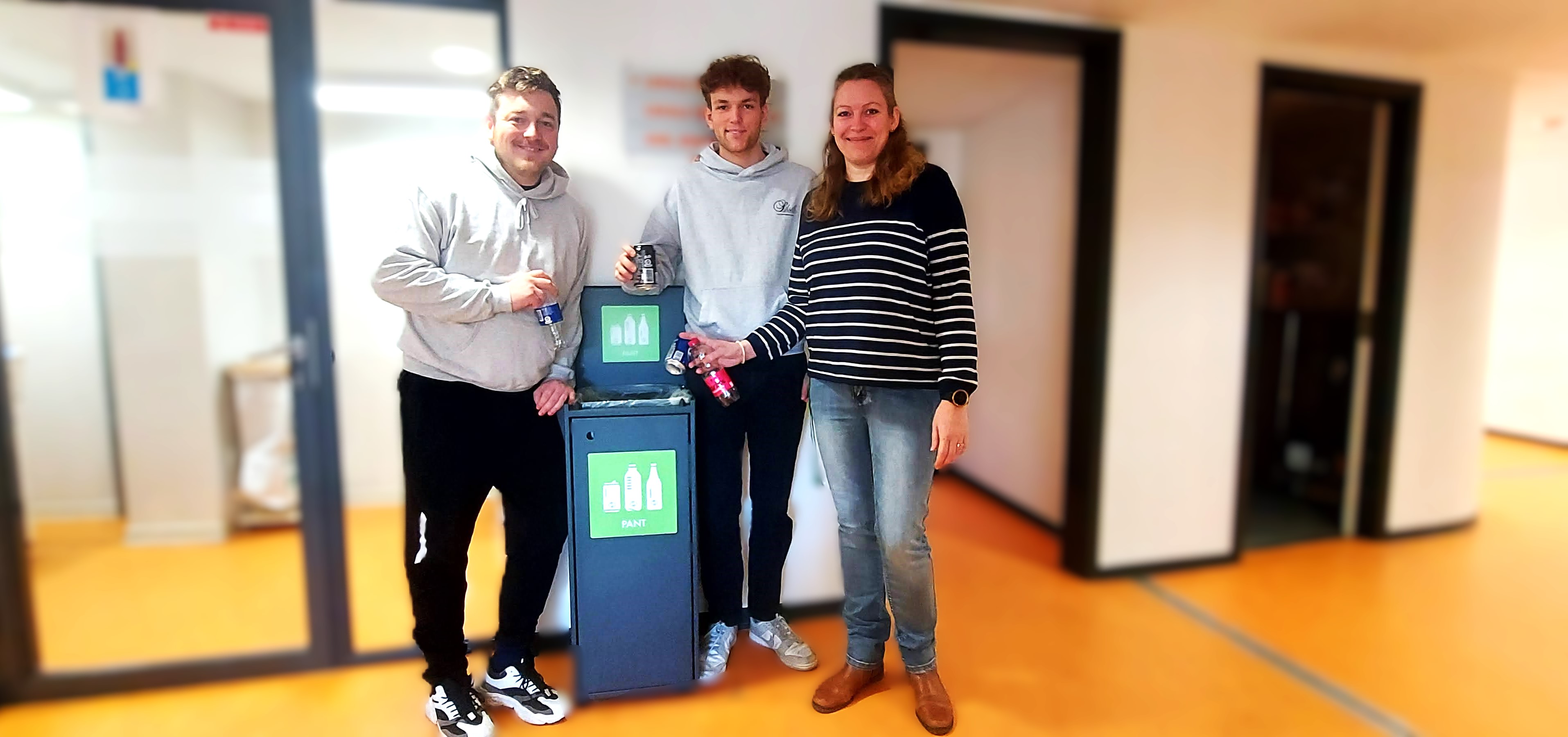 Eleverne Bertram Ohm Frederiksen og Mathias Just Kjærgaard Christiansen og undervisere Karina Romme ved pant-stativet på SOSU-Nykøbing Falster.